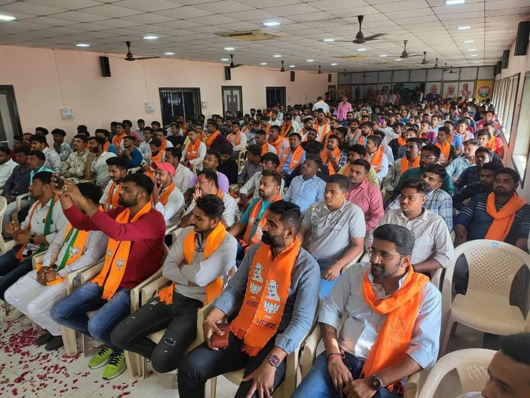 તા.૧૨/૦૪/૨૦૨૪ ના રોજ ગુજરાત પ્રદેશ ભાજપા યુવા મોરચાના યશસ્વી અધ્યક્ષ શ્રી ડો. પ્રશાંતભાઈ કોરાટજીની અધ્યક્ષતામાં ૨૩- બારડોલી લોકસભામાં યુવા સંયોજક સંમેલન યોજવામાં આવ્યું ડો. પ્રશાંતભાઈ કોરાટજીએ યુવા સંયોજકોને પ્રોત્સાહિત કરી આગામી ચૂંટણીમાં ૨૩- બારડોલી લોકસભાના ભાજપના ઉમેદવાર શ્રી પ્રભુભાઈ વસાવા સાહેબનો અતિભવ્ય વિજય પ્રાપ્ત થાય એ માટે સંકલ્પ લેવડાવ્યો.